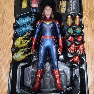 Captain Marvel Hot Toys (BNIB)